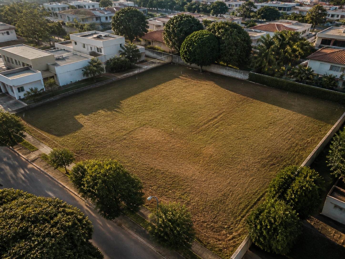Vista aérea de um terreno urbano pronto para avaliação